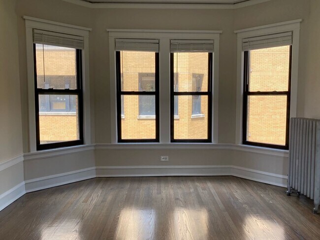 Building Photo - 2418 N Sawyer Ave