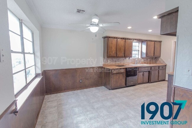 Building Photo - 1008 NW 7th Pl