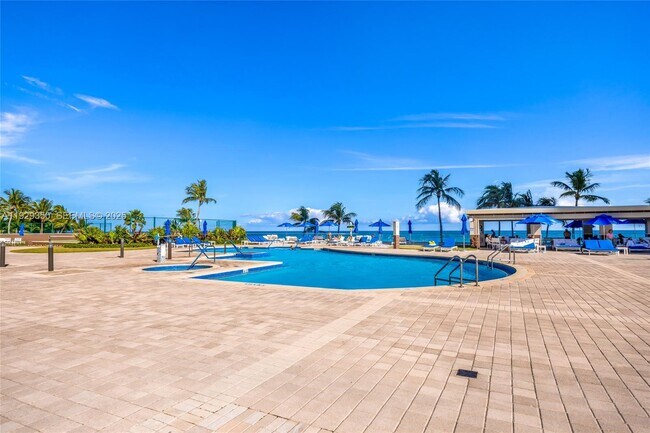 Building Photo - 17555 Collins Ave