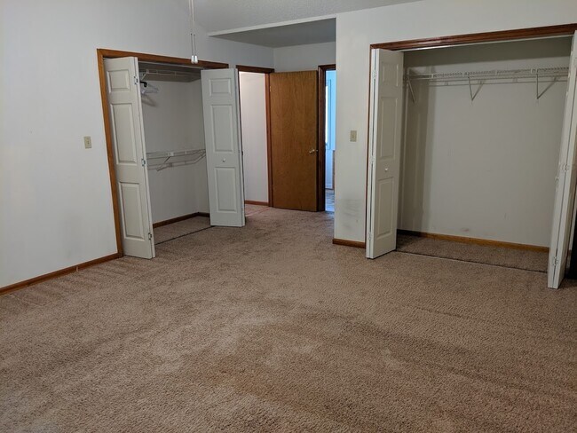 Building Photo - 3 BEDROOM 3 BATH DUPLEX NEAR MILITARY BASES