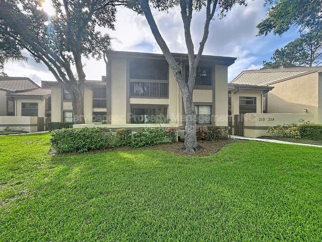 Building Photo - 217 Woodlake Wynde