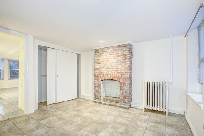 Building Photo - 1217 1/2 Independence Ave SE-
