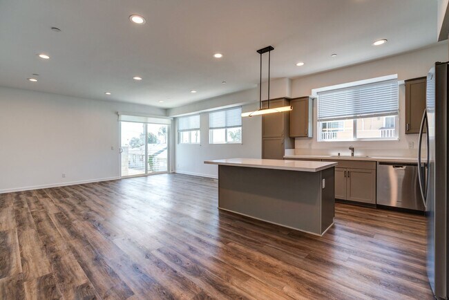 Building Photo - Luxury Penthouse Condo With Ocean Views in Ventura!