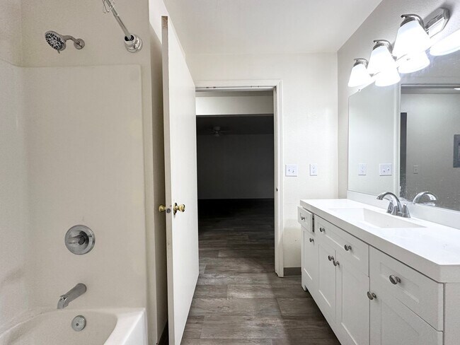 Building Photo - 2 Bedroom 1 Bath with utilities included!