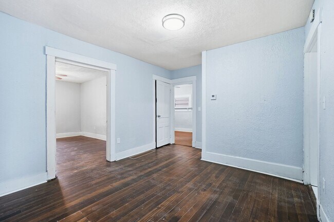 Building Photo - 44 5 Oaks Ave