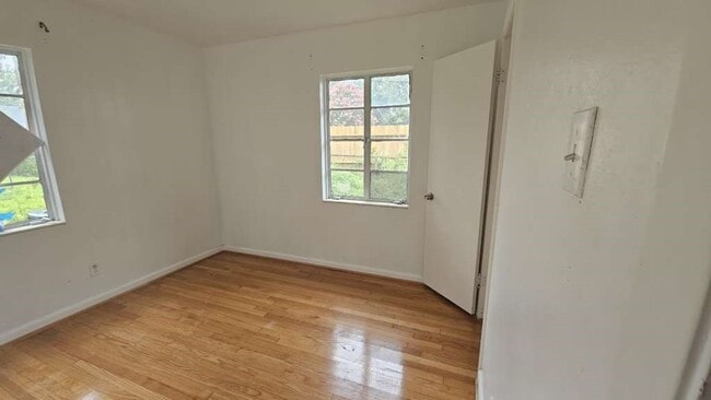 Building Photo - 121 E Riverwood Dr