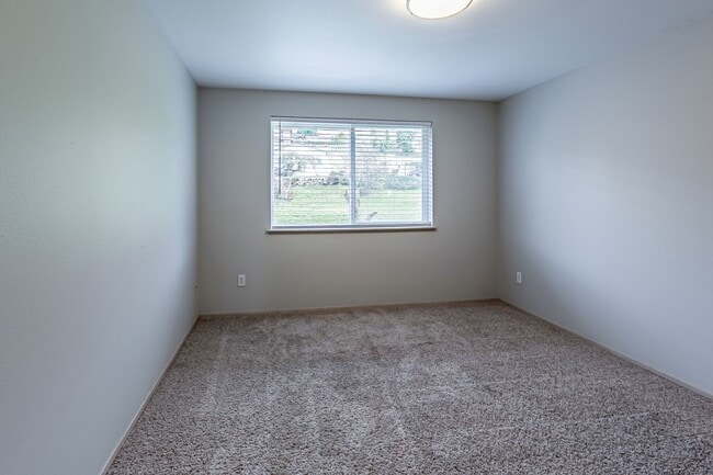 Building Photo - Wonderful Townhome in Browns Point with VIEWS!