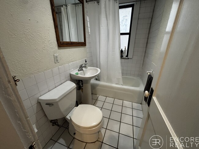 Building Photo - 240 Kelton St