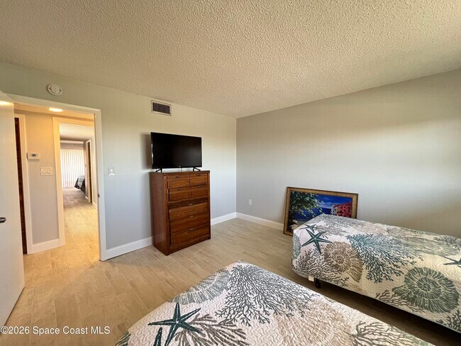 Building Photo - 8494 Ridgewood Ave