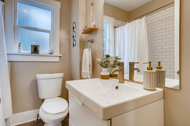 Building Photo - Remodeled Home in Berkeley/Mountain View Neighborhood