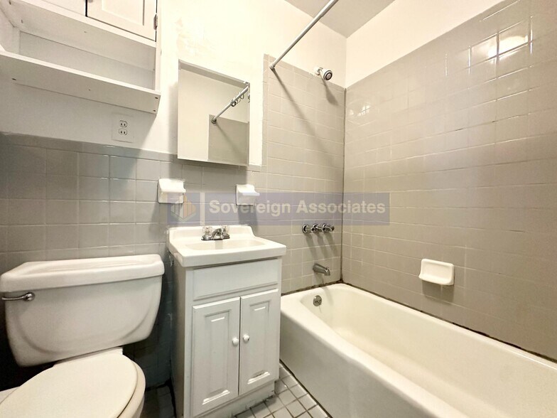 Building Photo - 156 E 85th St