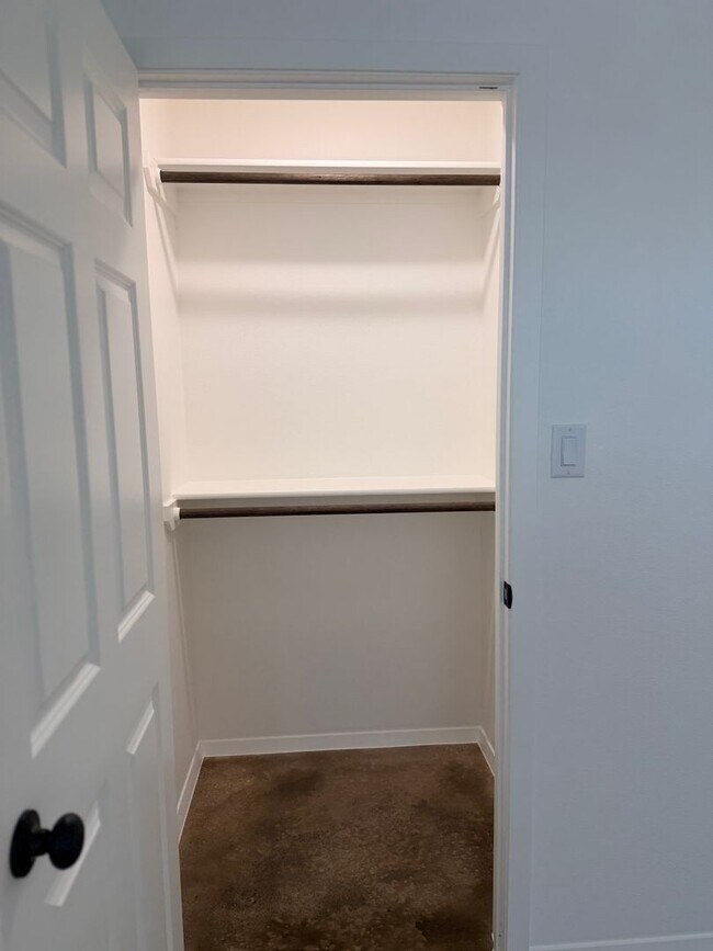 Building Photo - 983 Cline Dr