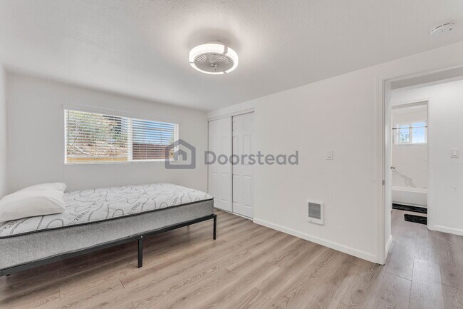 Building Photo - 551 Hichborn St