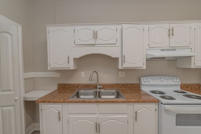 Building Photo - $880 Section 8 Ok!
