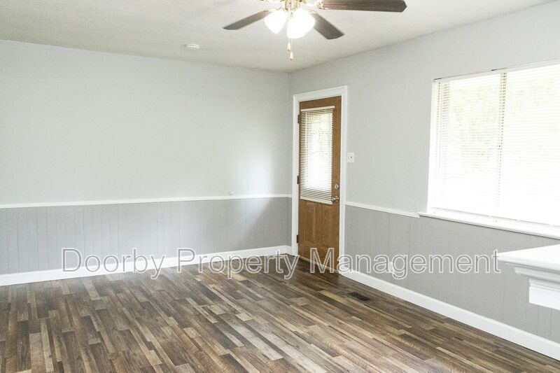 Building Photo - 730 Roberta Dr