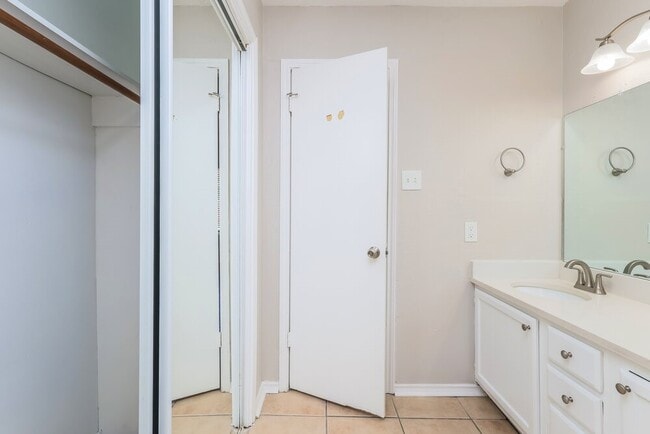 Building Photo - 4017 Hunnington Dr