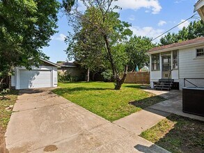 Building Photo - 2 bed 1 bath Maplewood home for Lease