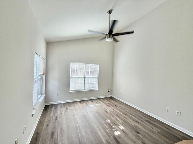Building Photo - Independence South Brick One Level Patio Home. UPDATED! Open Floor Plan, Clean, Pets Ok!