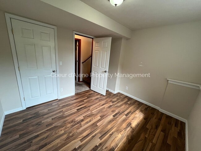 Building Photo - Well Maintained 4 bed house in The Landings