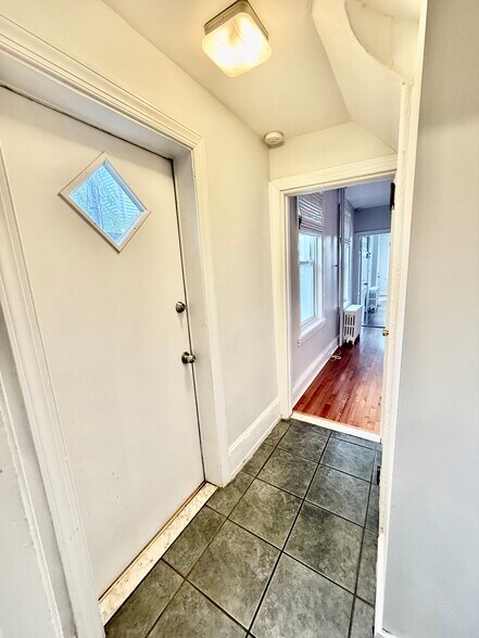 Building Photo - 302 Dickinson St