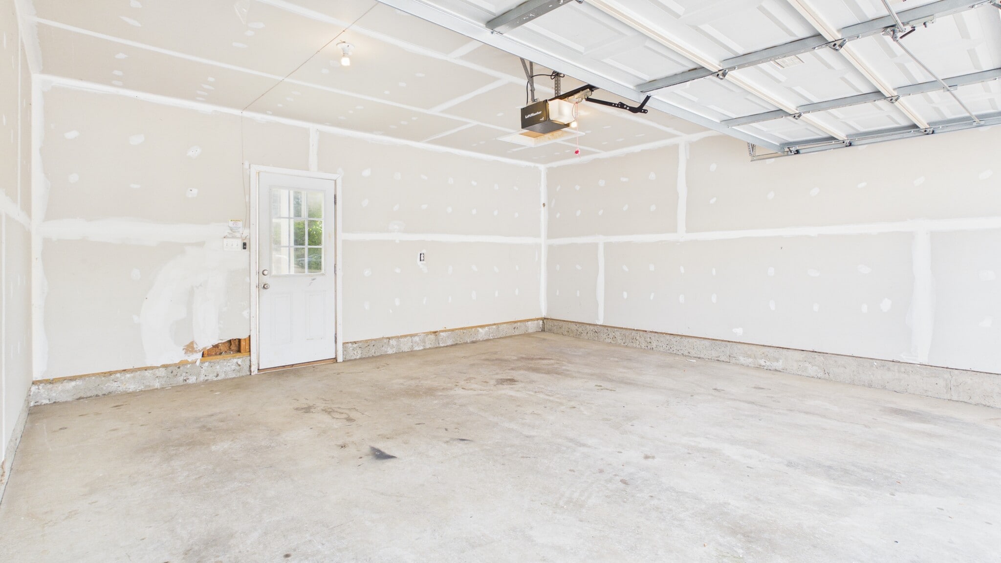Building Photo - 5423 Saint Rita Dr