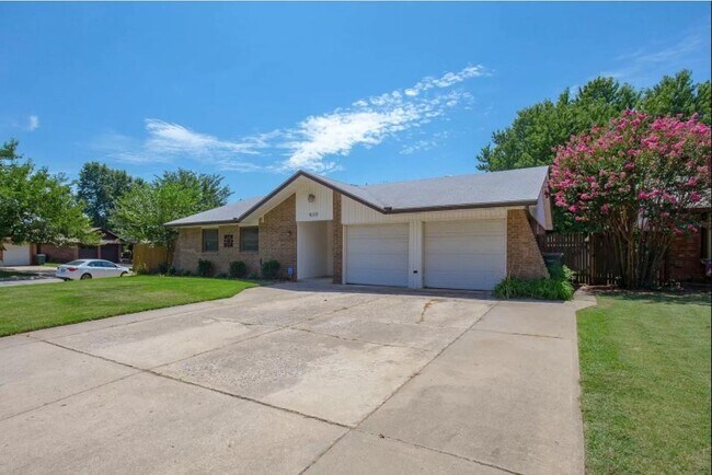 Building Photo - 600 Kay Hill Ln