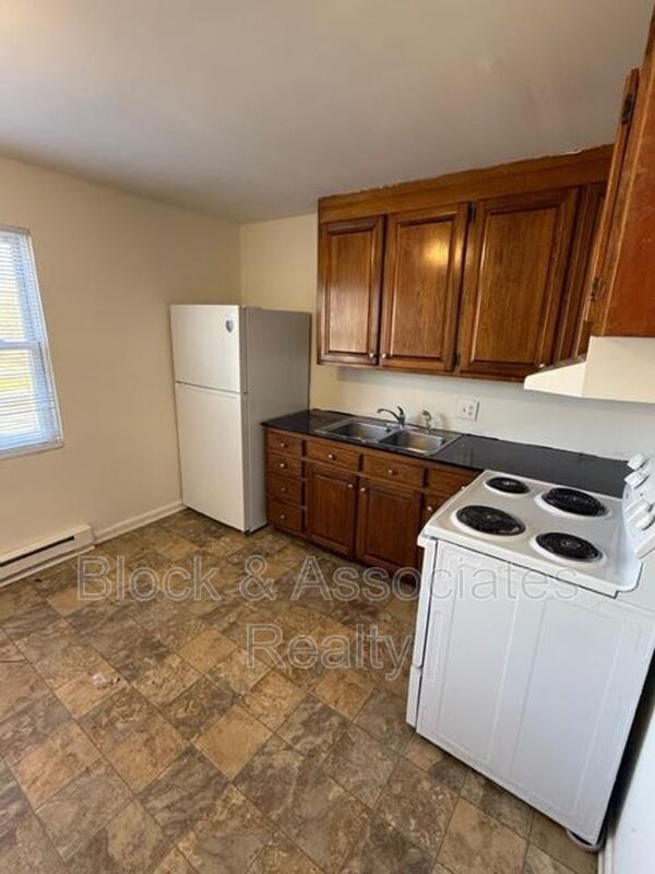 Building Photo - 1970 Lakeview Rd