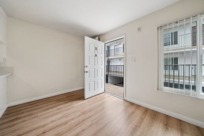 Building Photo - 2 bed 1 Bath Available Now
