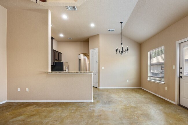 Building Photo - Nice 3 Bedroom Duplex located in New Braunfels!