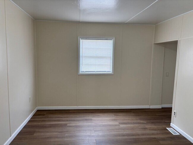 Building Photo - 212 Astran Dr