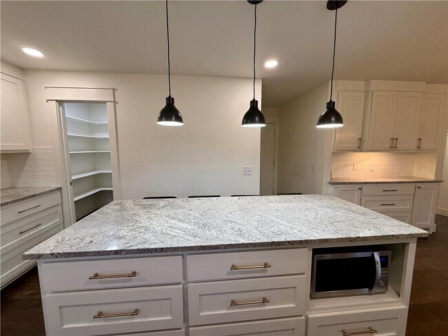 Building Photo - 101 Fox Glove Ln