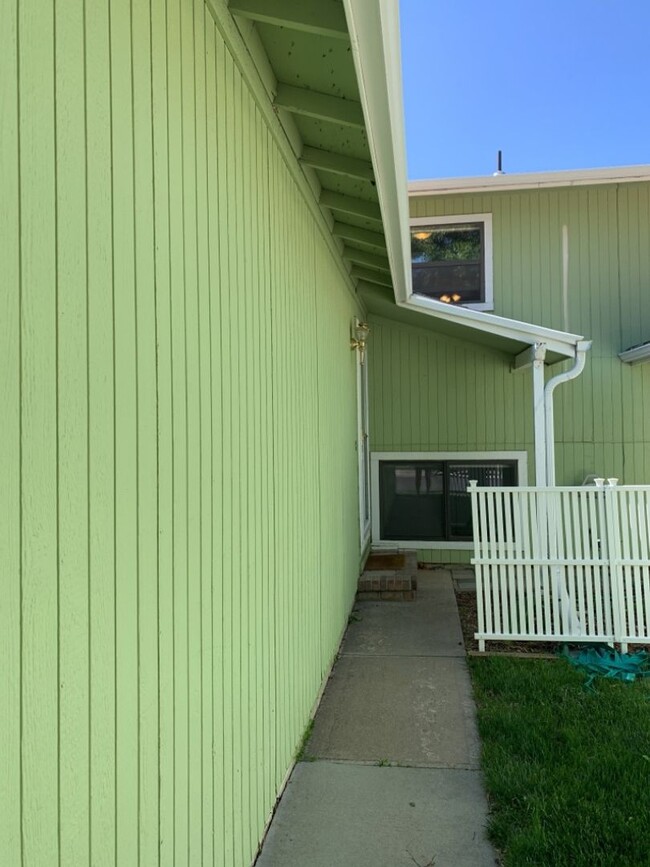 Building Photo - STUDENTS WELCOME! Lovely 2 Bed 1.5 Bath To...