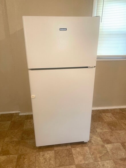 Building Photo - 606 W 4th Ave