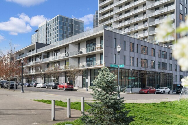 Building Photo - The Vista - 2 bed/2.5 bath Pearl District Condo w/parking/storage/concierge/most utilities/amenities