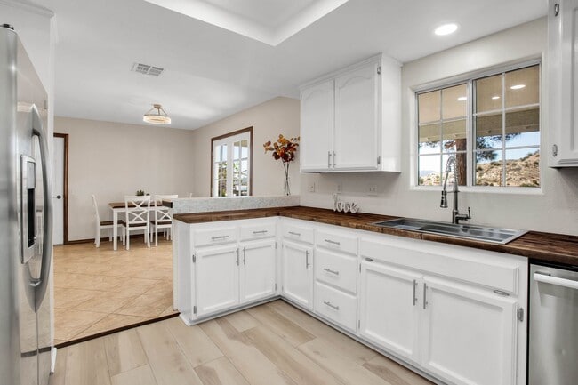 Primary Photo - Western Hills Estate home/ 3 bedroom/ 2 ba...