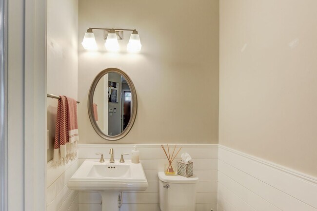 Building Photo - 1450 Edgebrook Ct NE