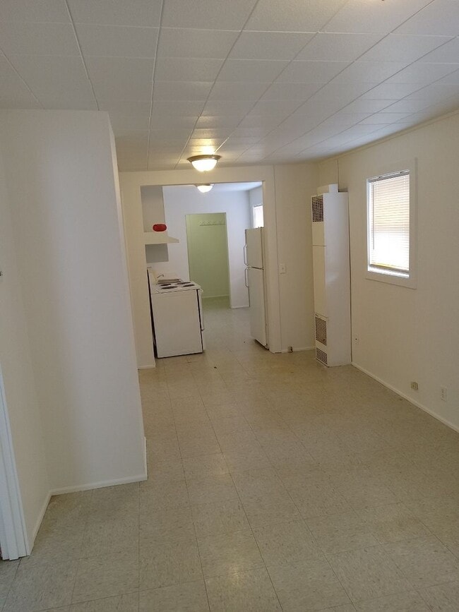 Building Photo - 2 Bedroom, 1 Bathroom Home