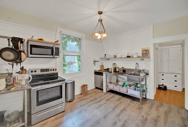 Building Photo - 826 Hamlin St