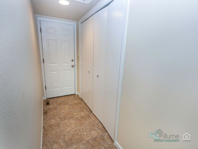 Building Photo - 3493-3493 Hawthorne Ave NE