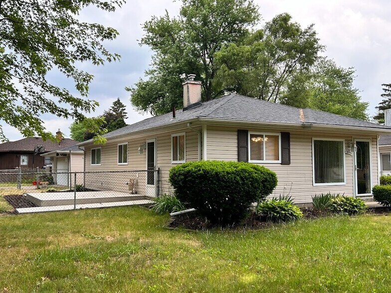 Building Photo - 28050 Curtis Rd