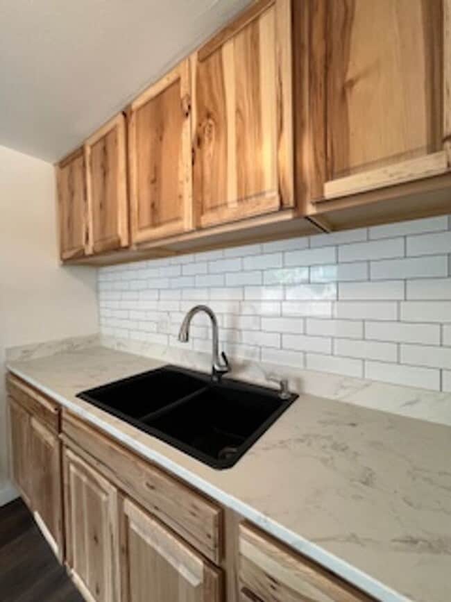 Building Photo - 215 Elm St