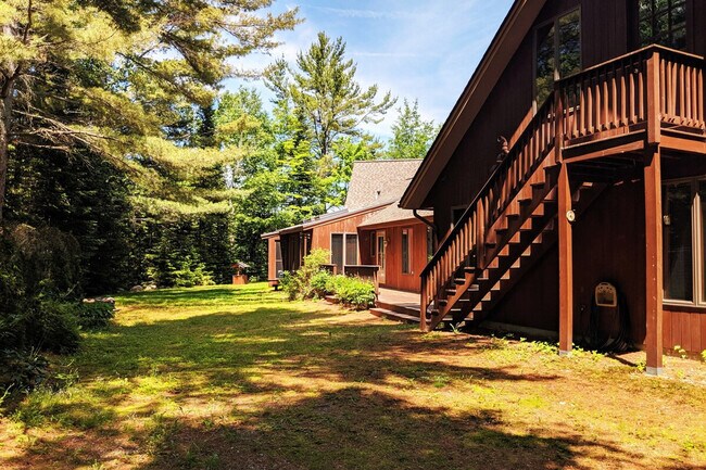 Building Photo - 140 Paquette Cir