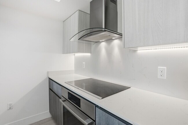 Building Photo - 111 SE 1st Ave