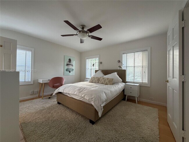 Building Photo - 5371 N Bay Rd