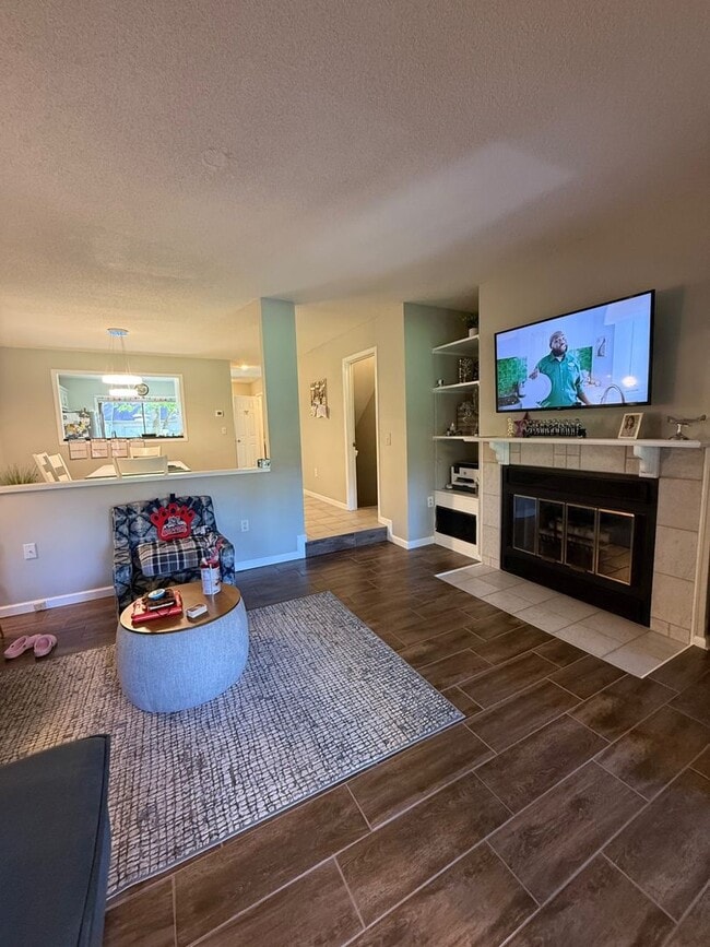 Building Photo - Farmington Woods Professional Townhouse Condo