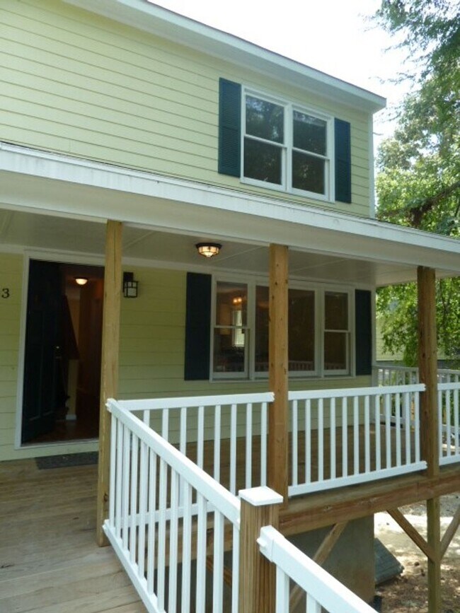 Building Photo - Large updated 4br 3.5ba duplex w/ parking ...