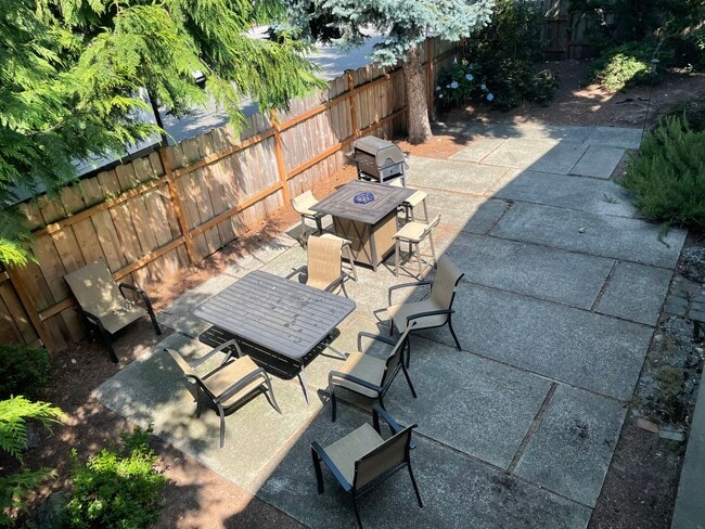 Building Photo - Spacious 2 Bedroom in Idyllic Location