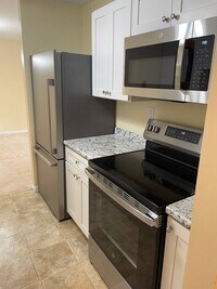 Building Photo - Oversized 2 bedroom unit in prime location