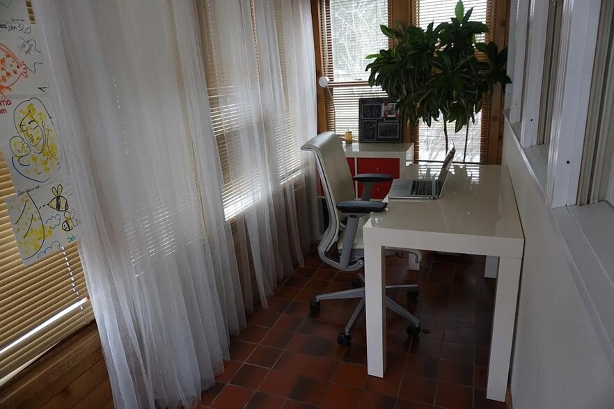 Building Photo - 635 Dewey Ave