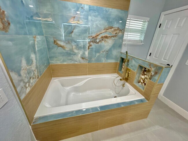 Building Photo - 3933 SW Kakopo St